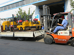 福瑞得機(jī)械4臺小型壓路機(jī)裝車發(fā)往河南。